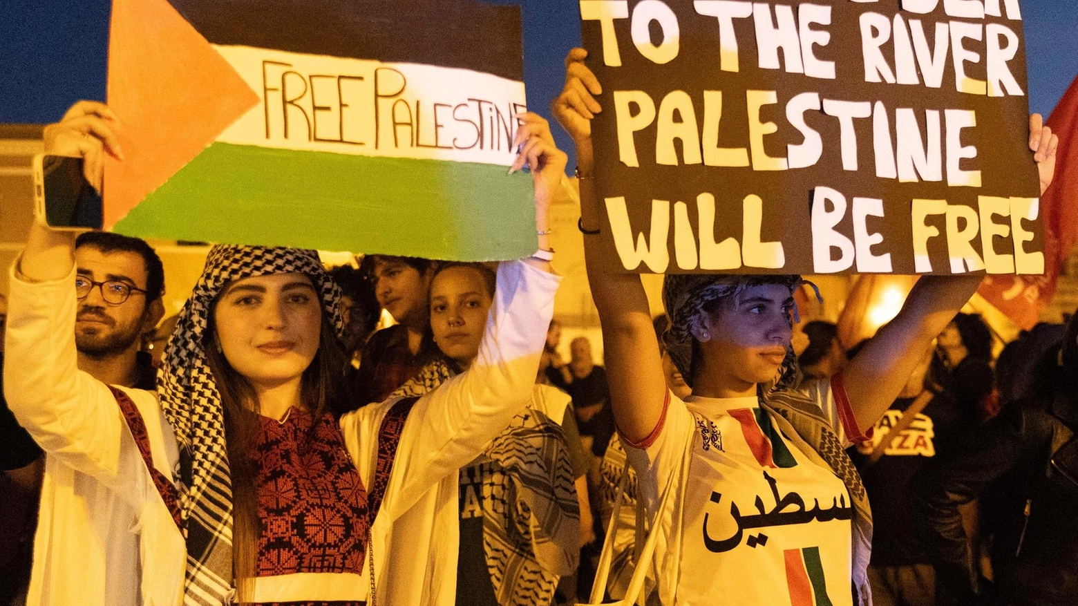 In 200 al presidio pro-Palestina. Bandiere, slogan e breve corteo In 200 al presidio pro-Palestina. Bandiere, slogan e breve corteo