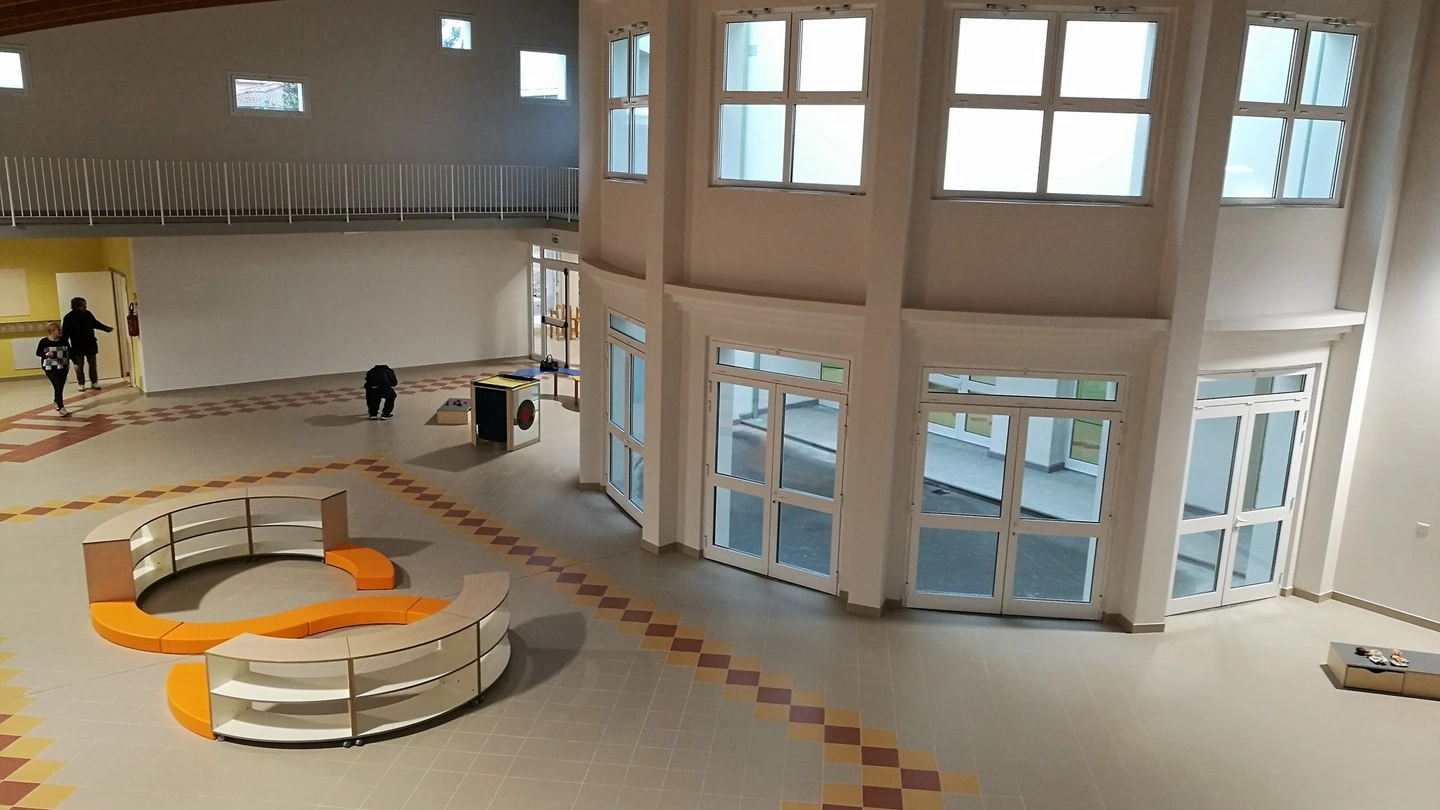 Un’immagine dell’interno della nuova scuola Pascoli-Leopardi, la più importante opera pubblica nel territorio del Comune dopo la 429
