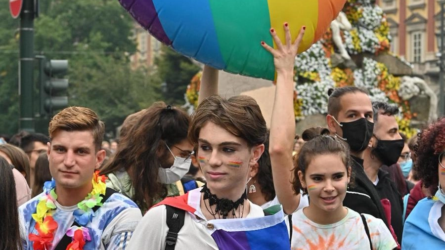 Giovani a una manifestazione contro l’omofobia