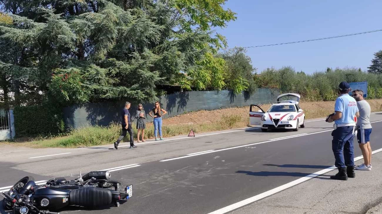 Scontro tra auto e una moto. Ventenne finisce in ospedale Scontro tra auto e una moto. Ventenne finisce in ospedale