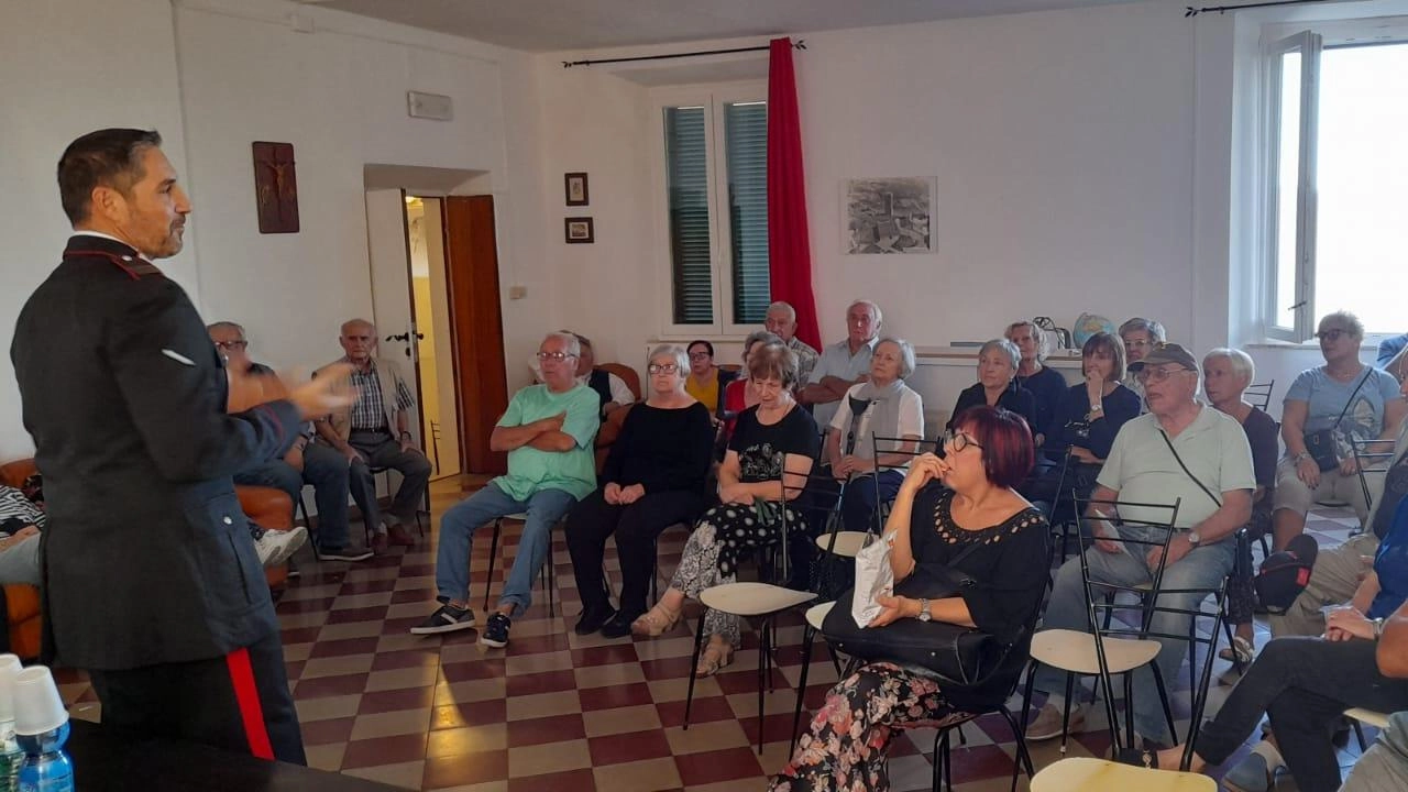 Occhio alle truffe. Incontri dei carabinieri: "Mai consegnare soldi" Occhio alle truffe. Incontri dei carabinieri: "Mai consegnare soldi"