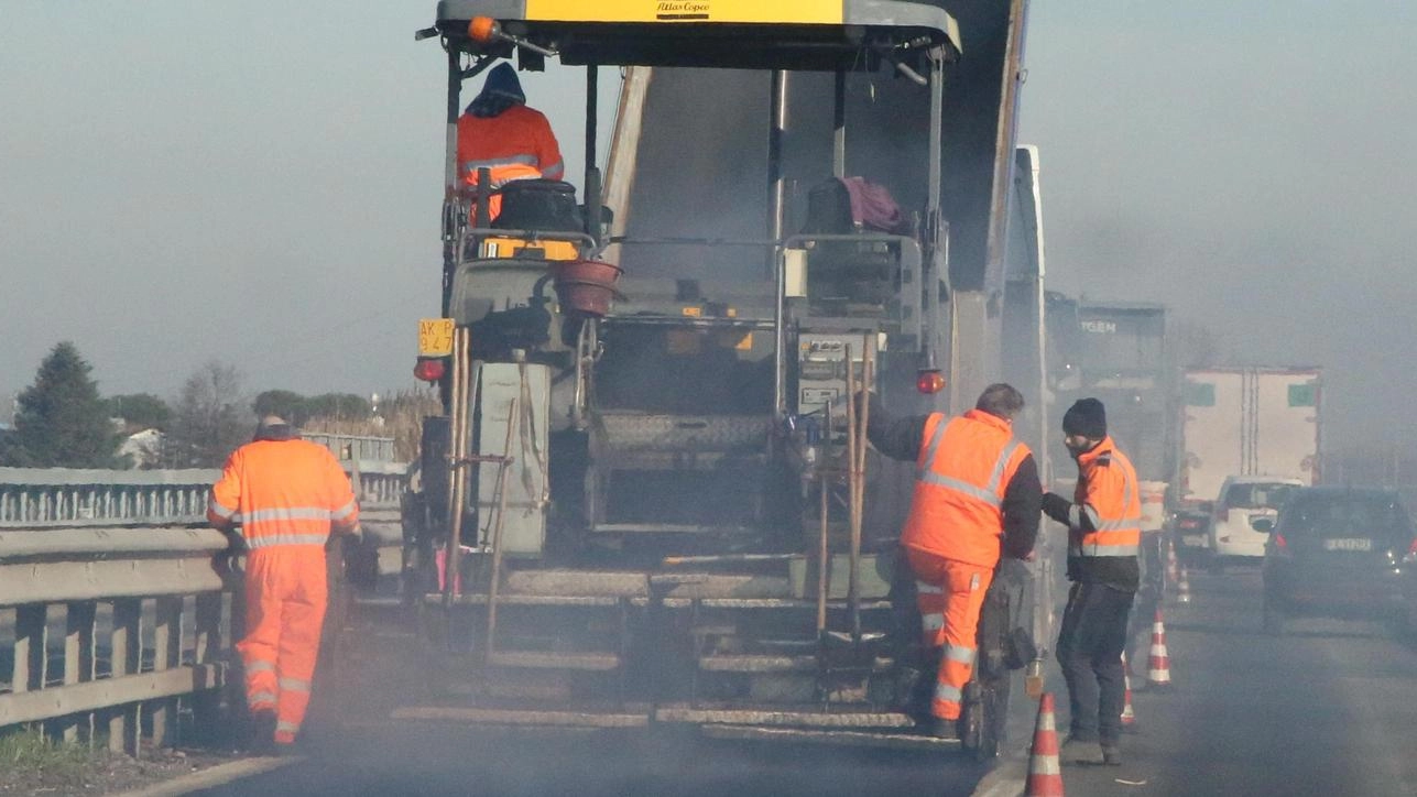 Polemiche a lavori terminati Ora la strada è troppo stretta "C’è il vero rischio di incidenti" Polemiche a lavori terminati Ora la strada è troppo stretta "C’è il vero rischio di incidenti"