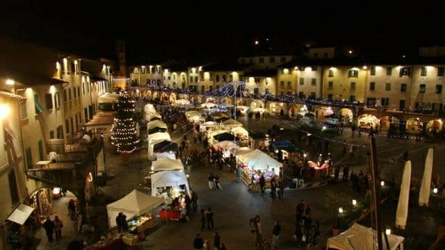 Mercatino serale in piazza Matteotti a Greve in Chianti 