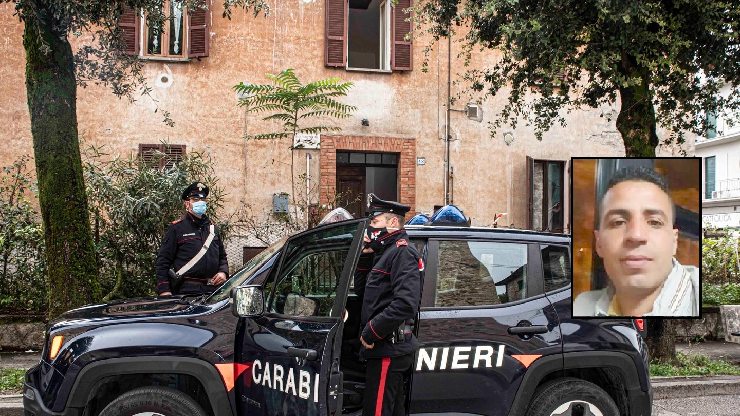 I carabinieri davanti alla casa e, nel riquadro, la vittima