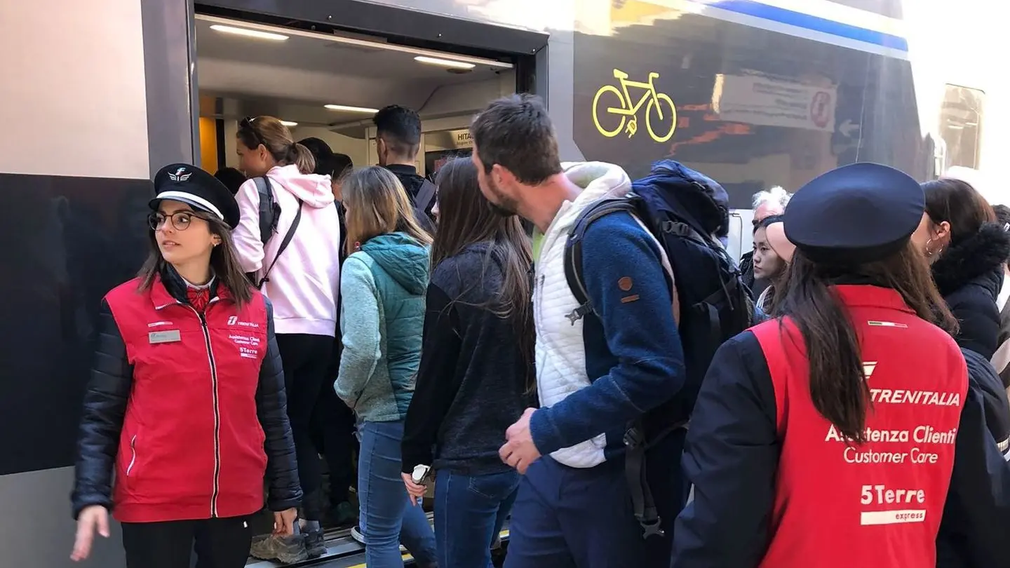 Passeggeri stipati sui treni ieri mattina alla stazione di Manarola