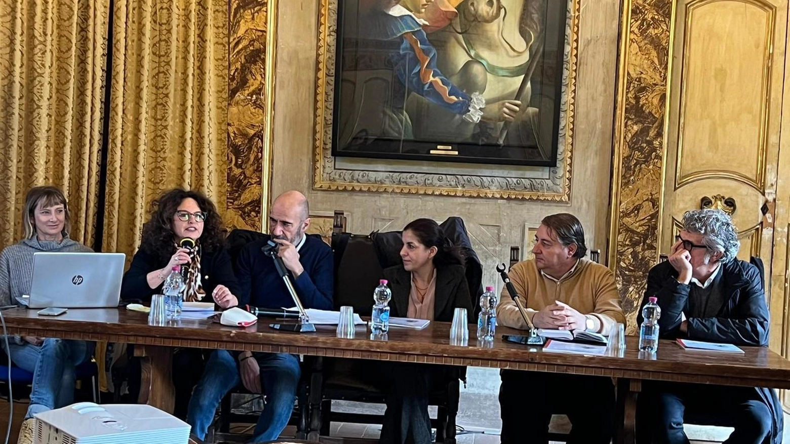 Iniziativa del Centro socio-riabilitativo con Comune, Ente Giostra e Usl. Scatti nelle location tradizionali della città con tutti i protagonisti del romanzo.