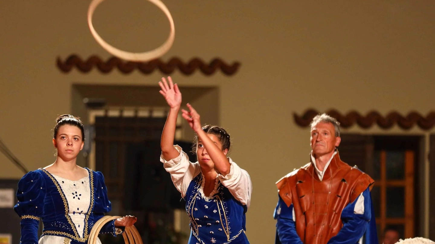 Una fase dei giochi della scorsa edizione del Palio del Cerro che si prepara a tornare con la sua grande sfilata rinascimentale e gli avvincenti sfide Una fase dei giochi della scorsa edizione del Palio del Cerro che si prepara a tornare con la sua grande sfilata rinascimentale e gli avvincenti sfide