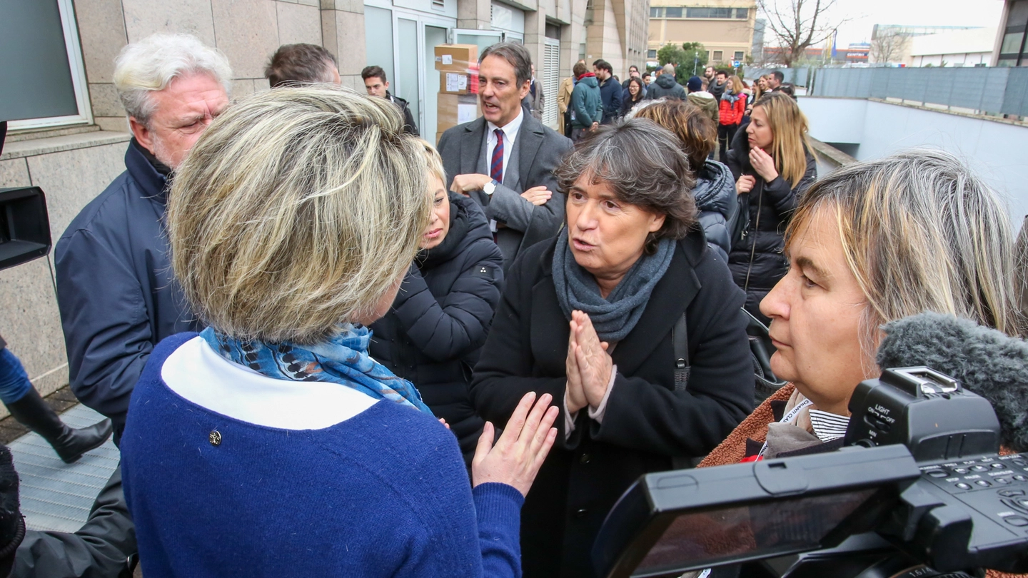 L'assessore Saccardi durante le protesta per il nuovo ambulatorio (foto Germogli)
