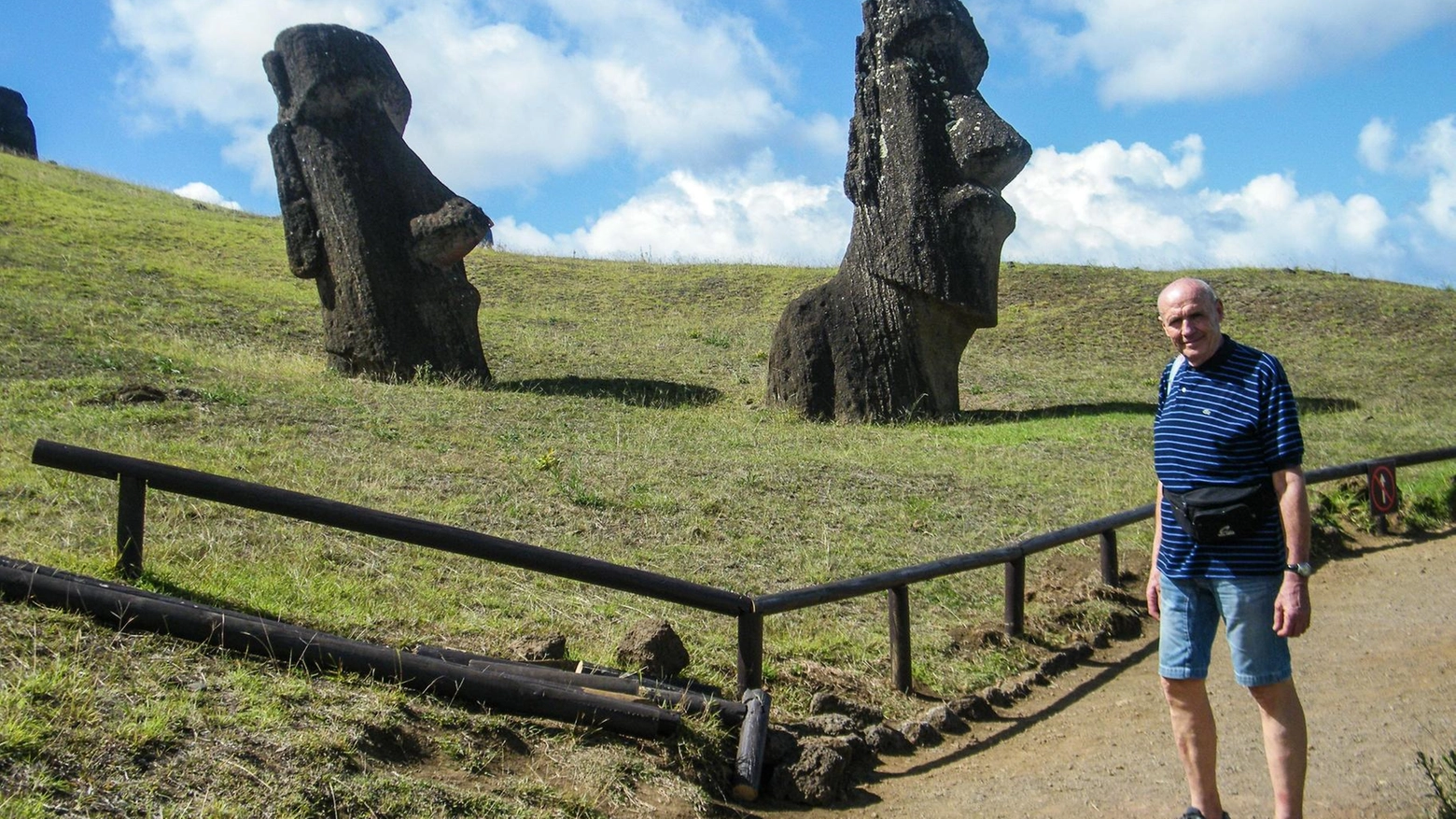 Il medico dei giganti di roccia "Guarisco i moai dell’Isola di Pasqua attaccati dal fuoco e dai licheni" Il medico dei giganti di roccia "Guarisco i moai dell’Isola di Pasqua attaccati dal fuoco e dai licheni"