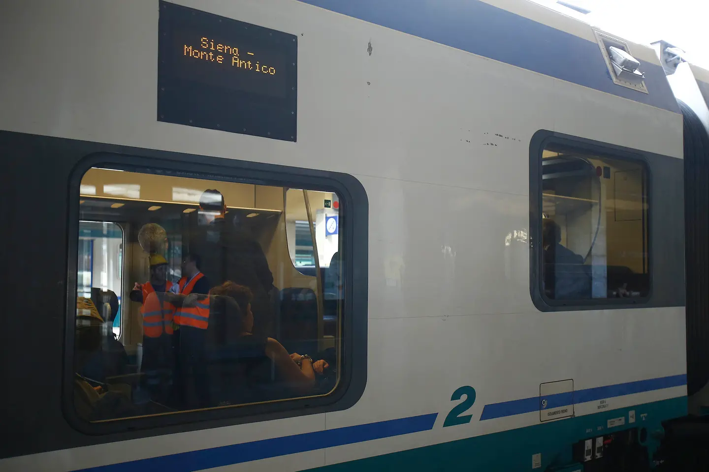 Auto cerca di forzare un passaggio a livello, treni rallentati per un'ora