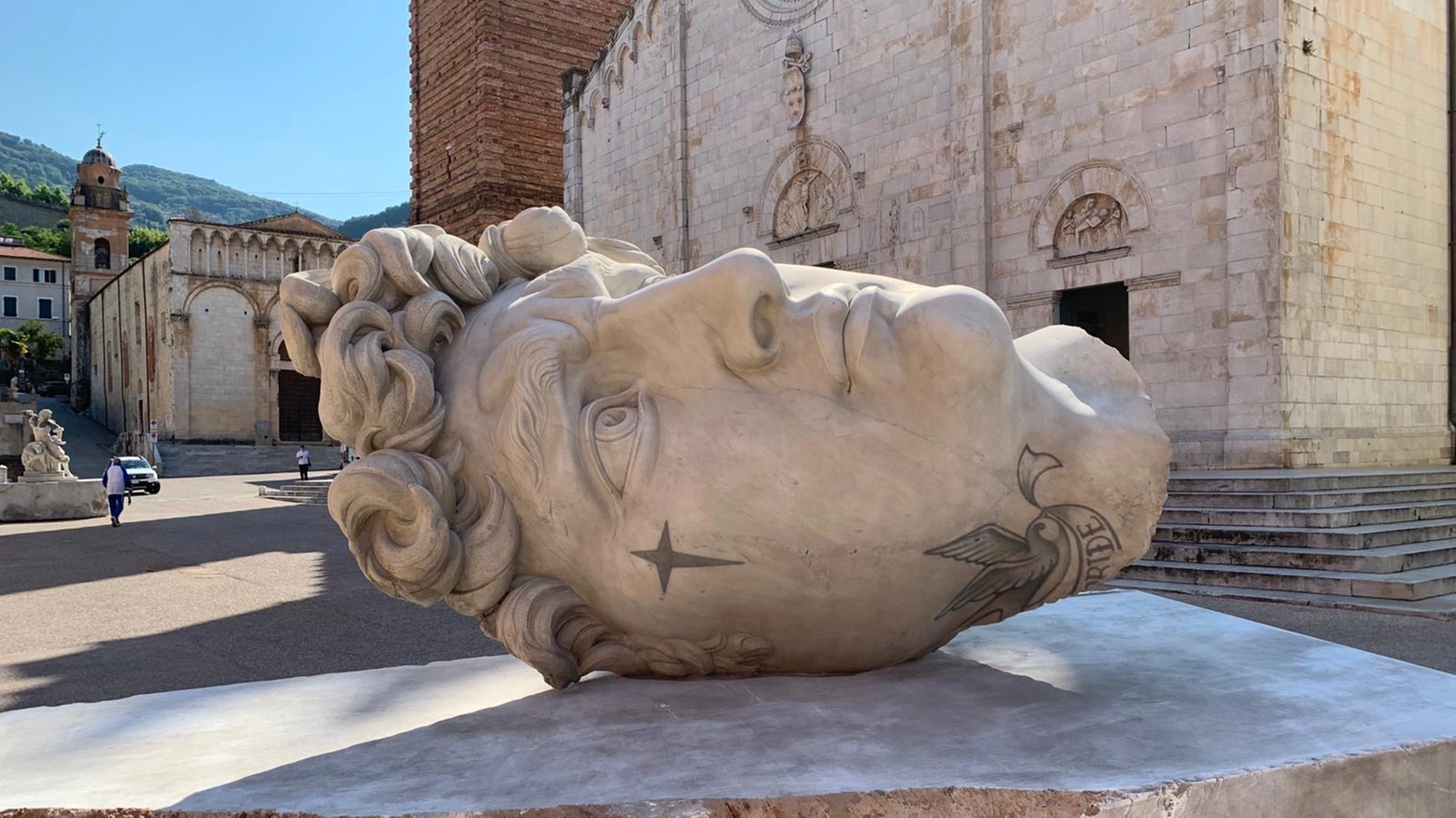 In piazza Duomo a Pietrasanta l'inaugurazione della mostra dell'artista piemontese, che con le sue enermi sculture invade i luoghi più simbolici della cittadina
