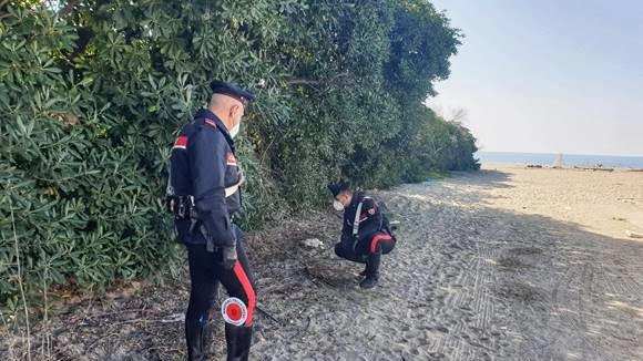 I carabinieri di Carrara mentre trovano la droga nascosta sulla spiaggia  