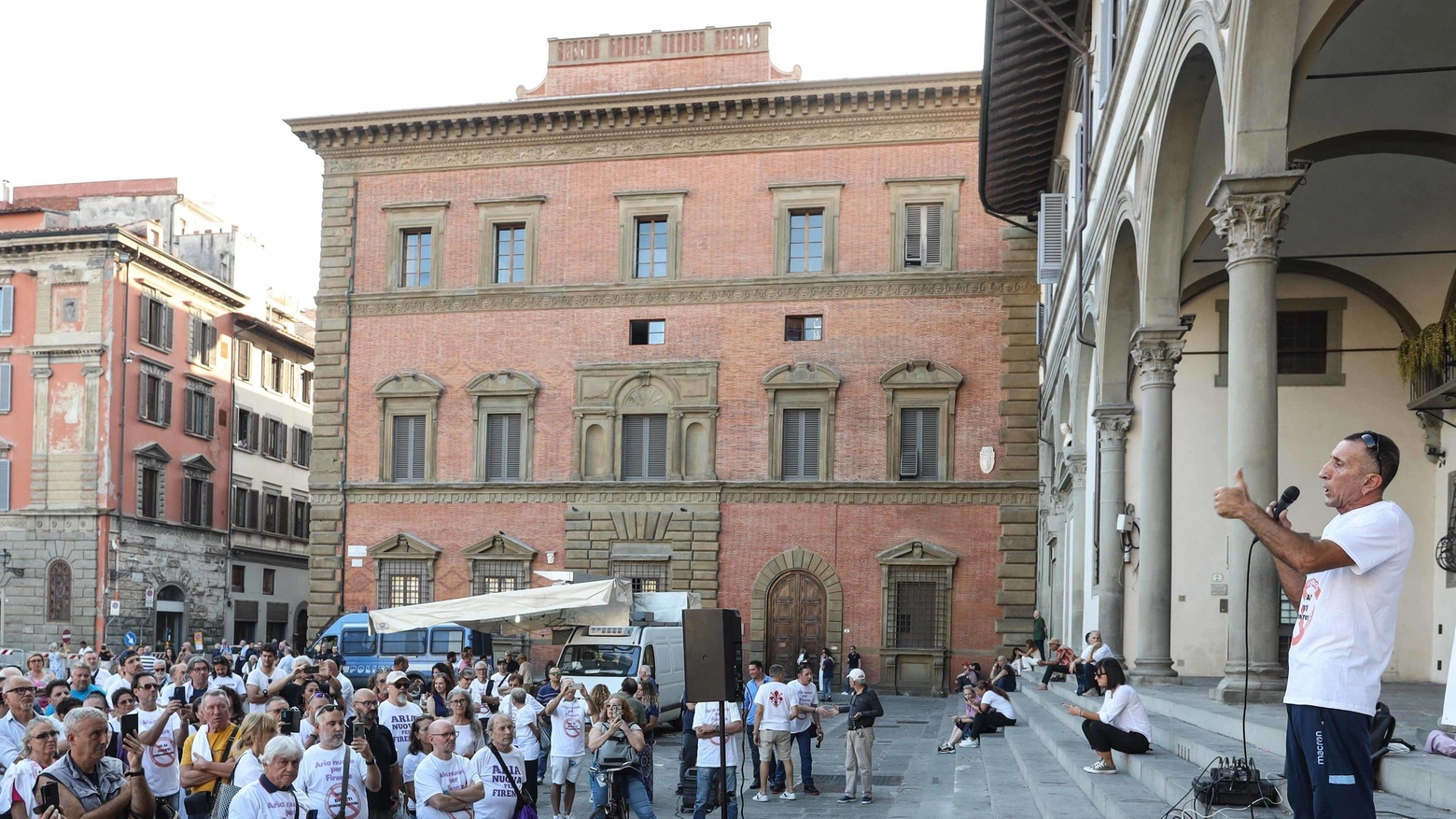Blocco ai diesel Euro 5, il sit-in dei 200: "Torneremo in Comune, la guerra va avanti" Blocco ai diesel Euro 5, il sit-in dei 200: "Torneremo in Comune, la guerra va avanti"