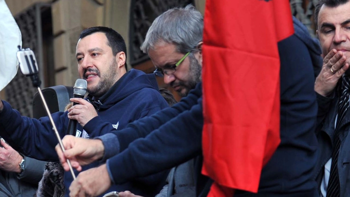   Matteo Salvini parla davanti alla sede storica di Banca Etruria