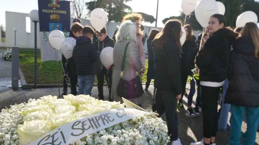 I fiori bianchi e il messaggio dei compagni di Alessandra al cimitero
