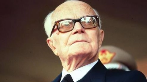 Pertini spiegato a scuola. Il consiglio ha detto "sì" Pertini spiegato a scuola. Il consiglio ha detto "sì"