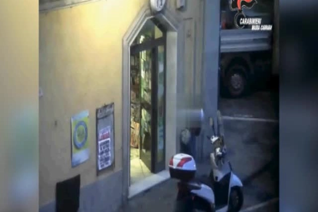 Dovevano essere al lavoro e invece lasciavano indisturbati l'ufficio