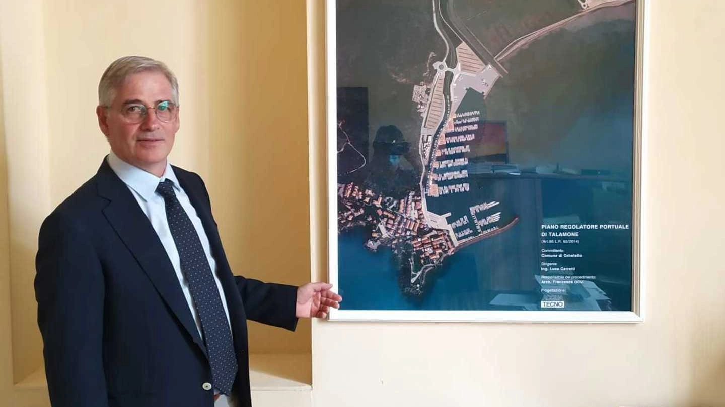 L’assessore Luca Teglia mostra il progetto del porto di Talamone