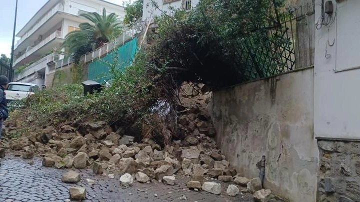 La terrazza ceduta il 5 dicembre a Posillipo a causa del dissesto idrogeologico