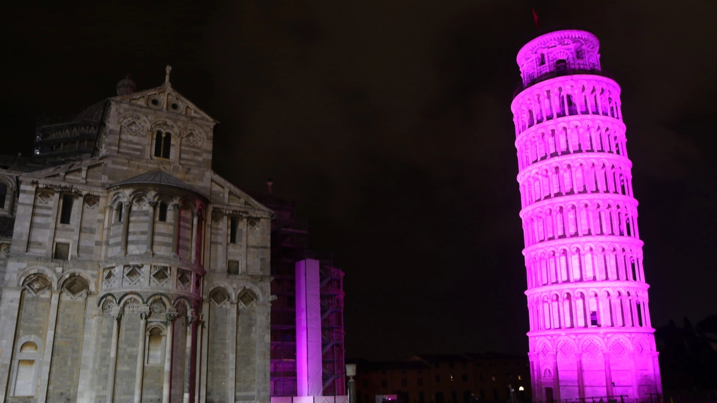 La Torre di Pisa in viola