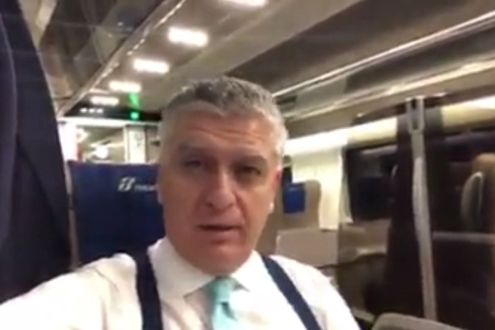 Massimo Mallegni sul treno deserto
