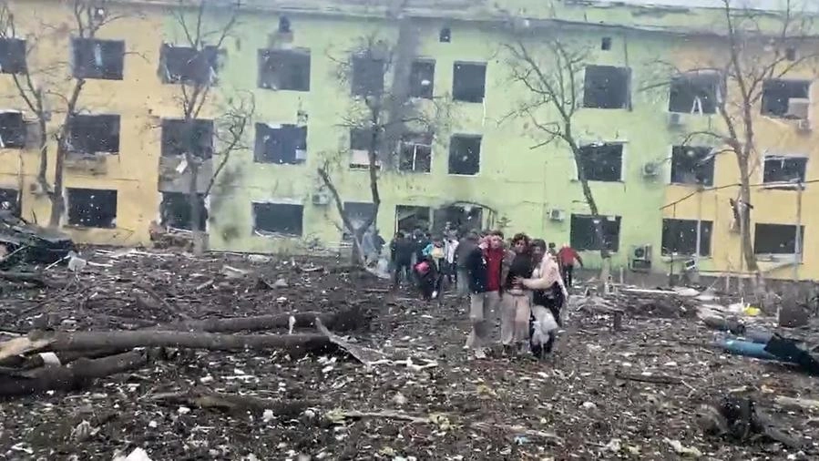 I feriti evacuati dall'ospedale nel frame di un video