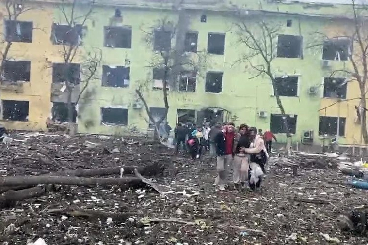 I feriti evacuati dall'ospedale nel frame di un video