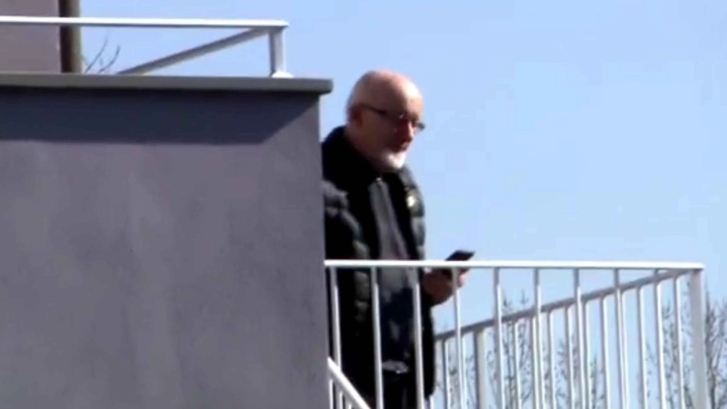 Tiziano Renzi sul balcone di casa agli arresti domiciliari (Tommaso Gasperini/Germogli)