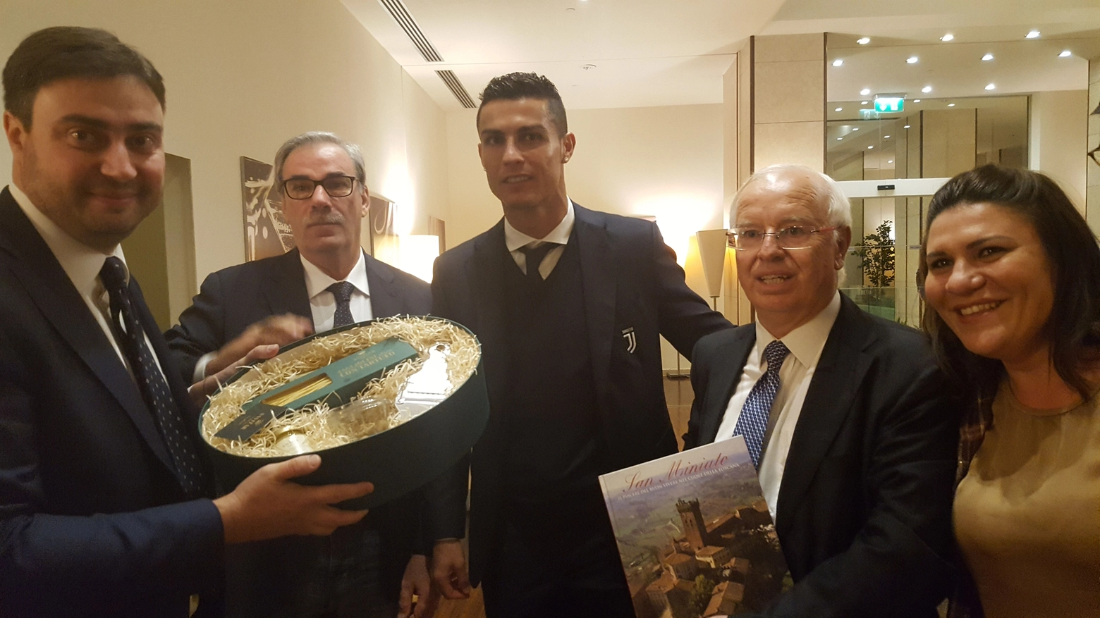 La consegna del tartufo di San Miniato a Ronaldo