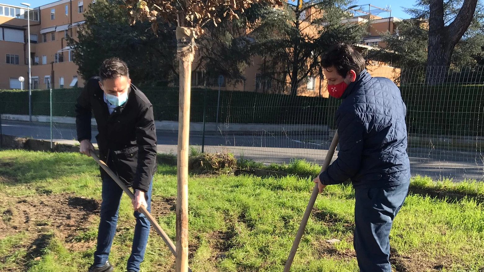 Il sindaco Michele Conti e l'assessore Raffaele Latrofa nel parco di via Maccatella