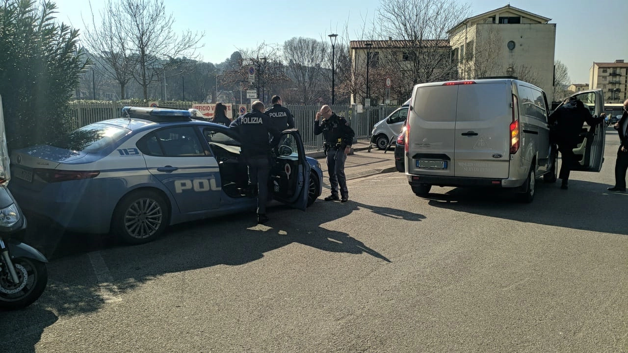 Il cadavere di un uomo è stato ritrovato stamattina in via Bertoldo di Giovanni Il cadavere di un uomo è stato ritrovato stamattina in via Bertoldo di Giovanni