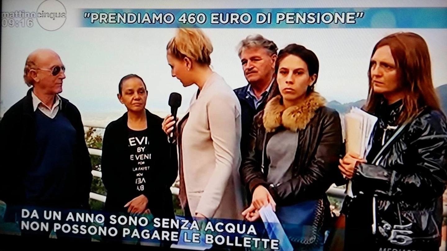 I cittadini che hanno protestato contro ‘Gaia’ davanti alle telecamere di Canale 5