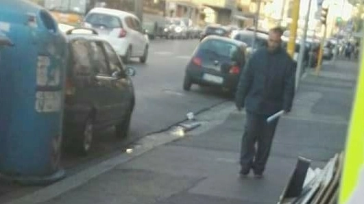 Il bullo di via Baracca mentre passeggia in strada con una spranga in mano