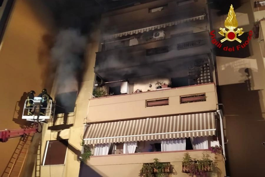 Un momento dell'incendio