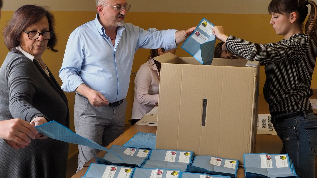 Operazioni di voto al seggio (foto di repertorio)