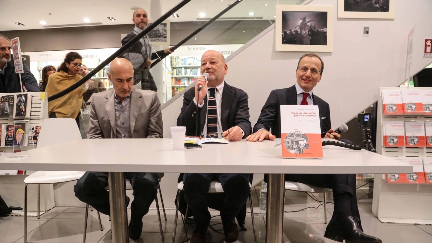 L'avvocato Maresca (primo a destra) alla presentazione del libro (Cabras/New Pressphoto)