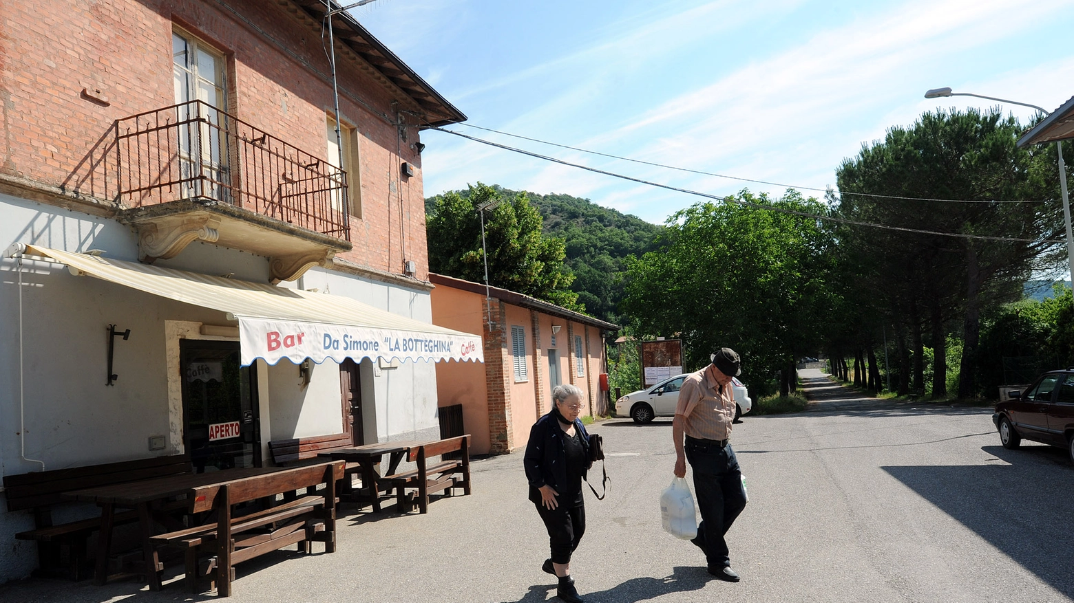 San Giovanni del Pantano, il solo e unico negozio aperto (foto Crocchioni)