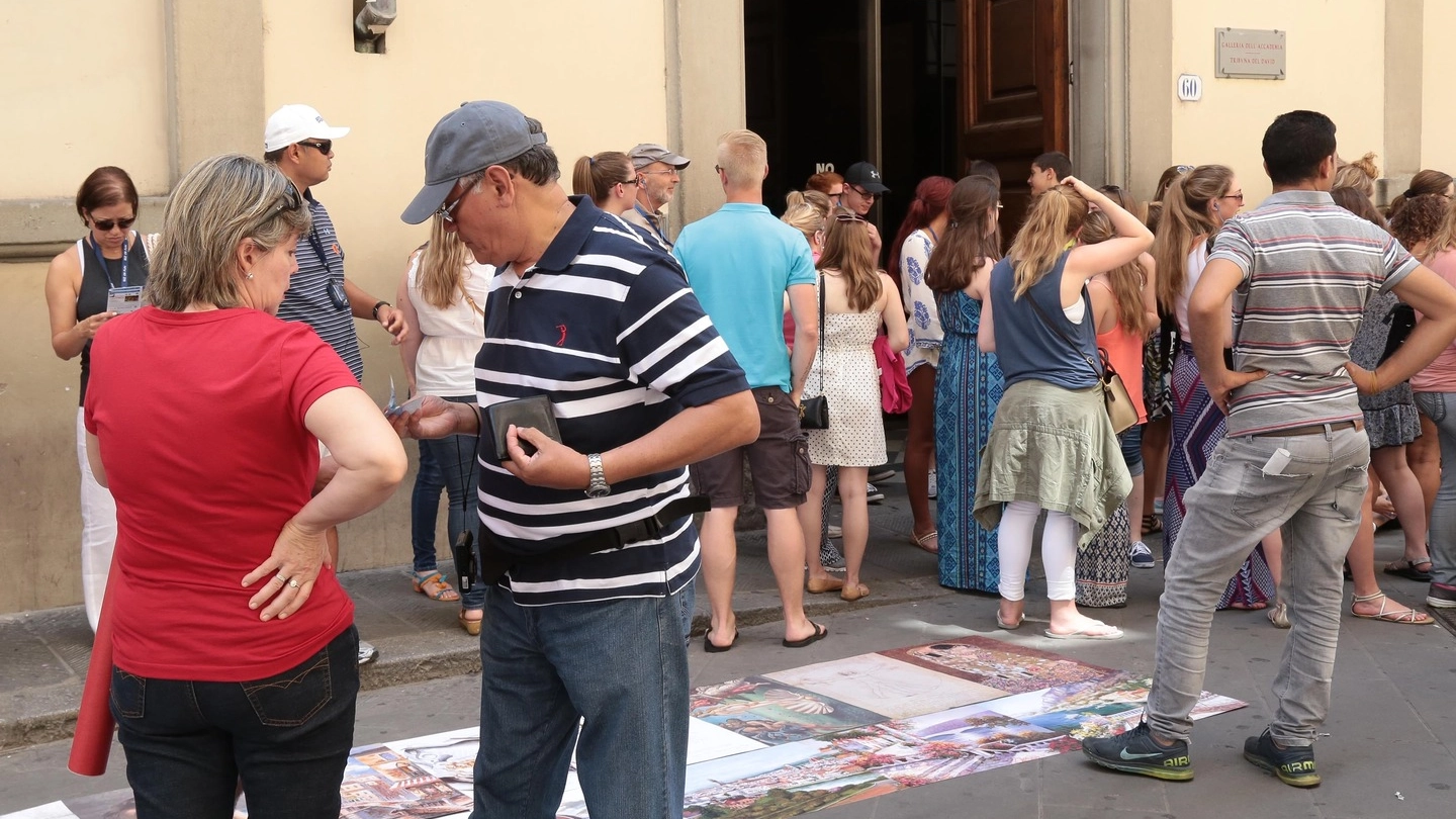 Firenze, venditori abusivi davanti alla Galleria dell'Accademia