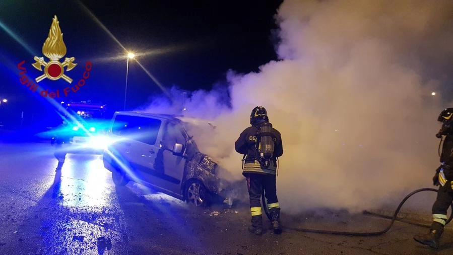 Auto prende fuoco in strada a Prato, arrivano i vigili del fuoco