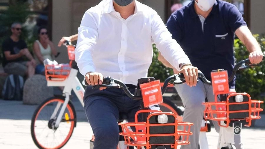 Il sindaco Dario Nardella, 45 anni, in bicicletta per le strade di Firenze