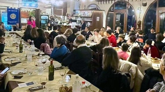 Evento promosso dal "Rotary Antiche Valli del Serchio" al ristorante “EatValley“. Dottori e dottoresse hanno risposto alle domande dei tanti ragazzi presenti.
