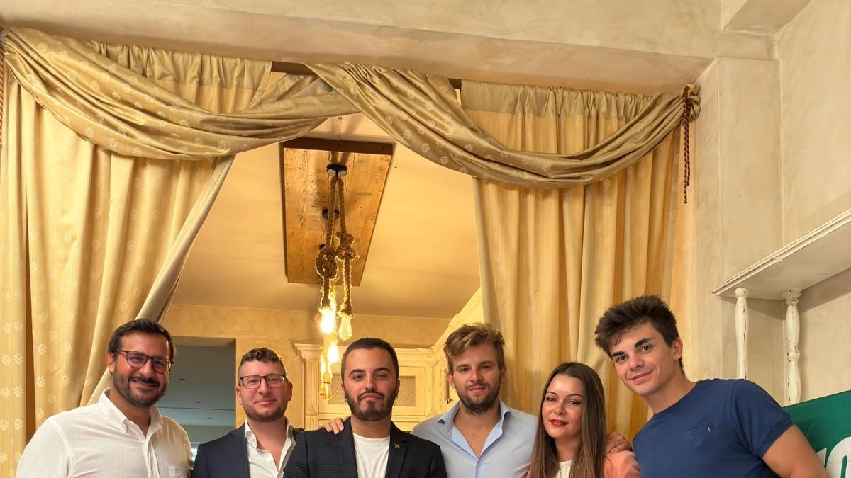 Forza Italia punta sui giovani Il nuovo direttivo lancia la sfida Forza Italia punta sui giovani Il nuovo direttivo lancia la sfida