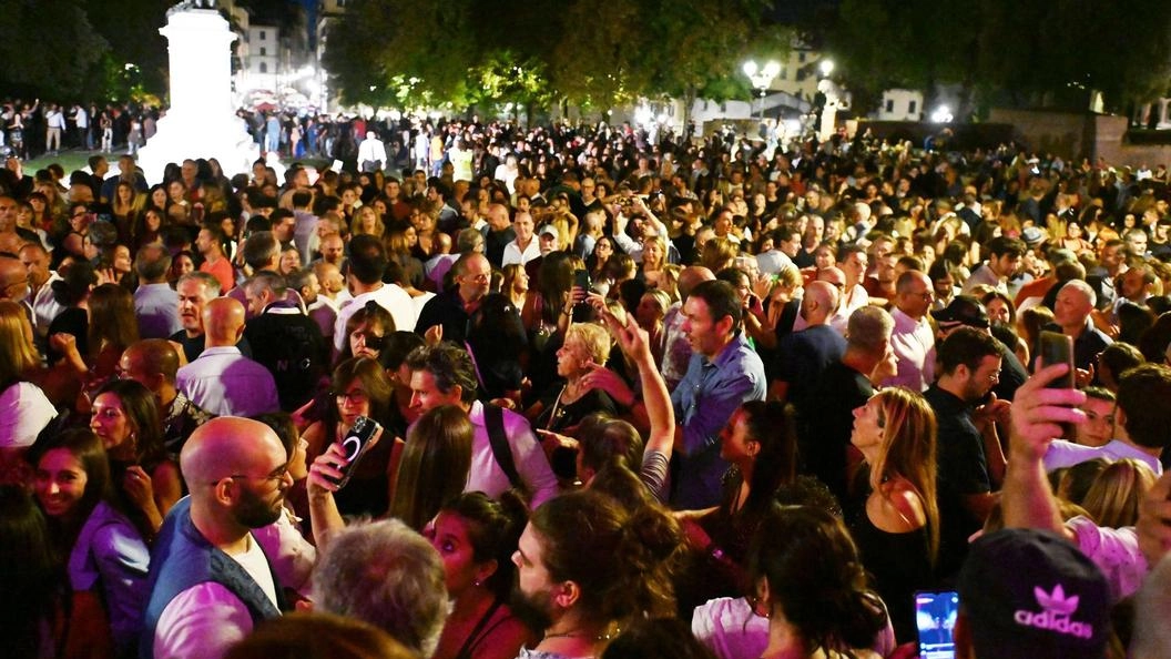 Grande festa sulle Mura. In quattromila a ballare: "Evento senza precedenti"