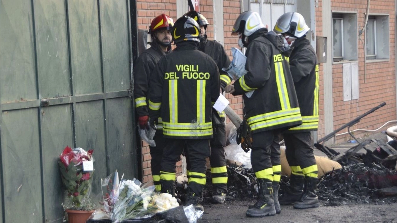 Rogo mortale al macrolotto ultimi rilievi vigili del fuoco e fiori alle vittime