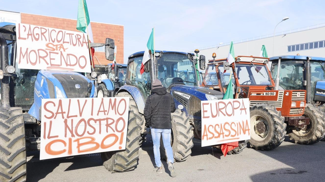 "Traditi dall’Europa". La rivolta dei trattori si fa largo anche a Pisa. Presidio, cartelli e blitz