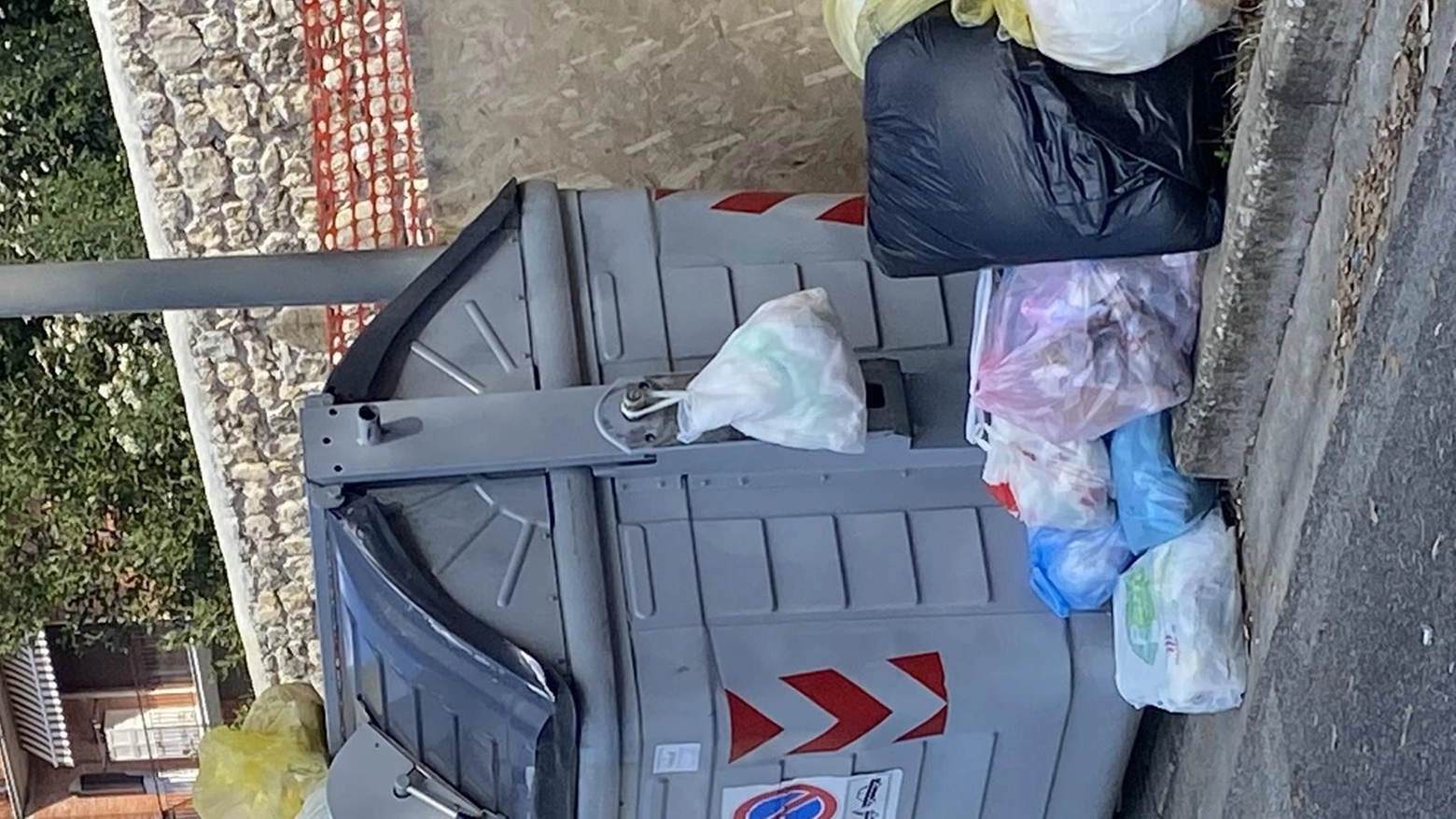 Cassonetti stracolmi e rifiuti abbandonati in via Fantastici Cassonetti stracolmi e rifiuti abbandonati in via Fantastici