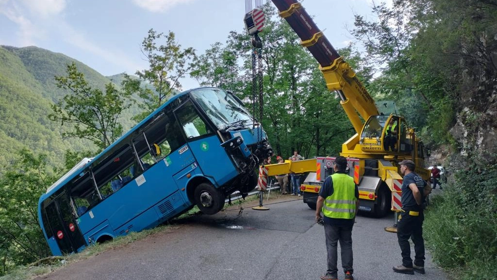 Il recupero del bus (Foto Pasquali) Il recupero del bus (Foto Pasquali)