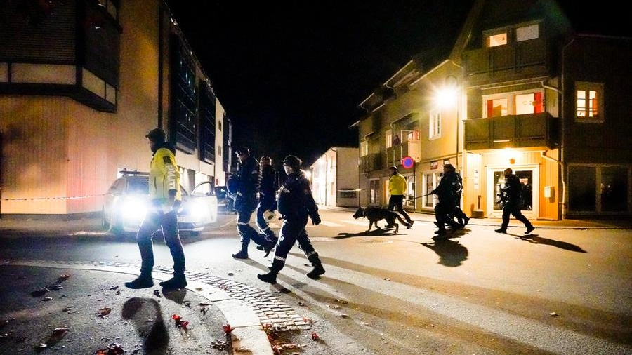 La polizia sul luogo dell'attacco a Kongsberg