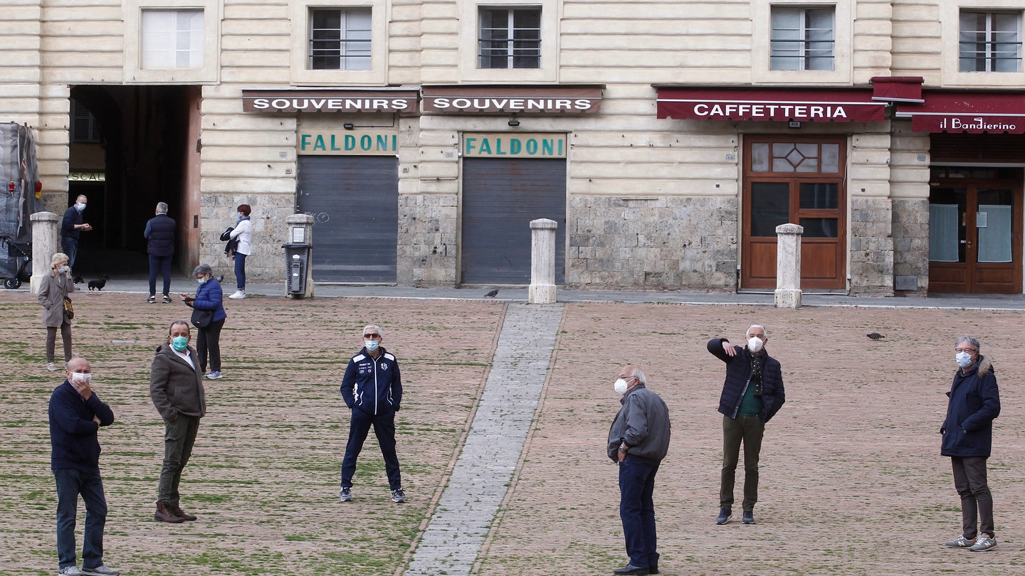 La conversazione tra gli habitue di piazza del Campo (Foto Lazzeroni)