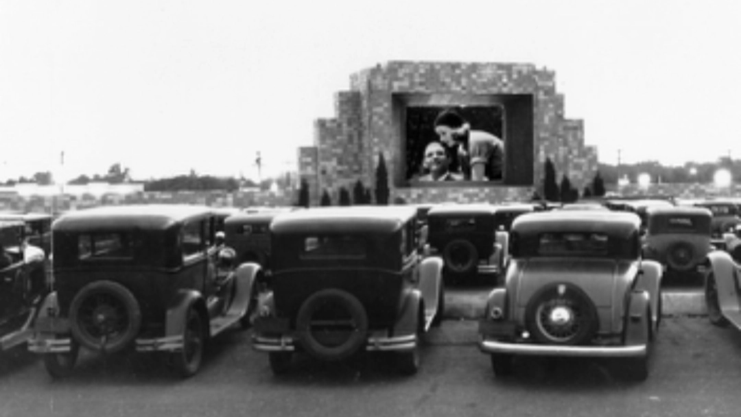 Cinema drive in (foto Ansa) Cinema drive in (foto Ansa)